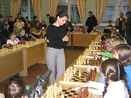 Alexandra Kosteniuk gave a simul in Penza